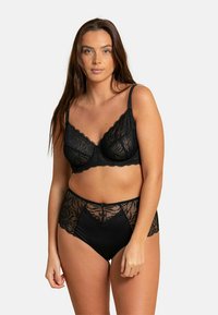 Ensemble de lingerie noire comprenant un soutien-gorge à dentelle avec des bonnets et une culotte taille haute, ornés de motifs floraux complexes. Texture lisse dans l'ensemble.