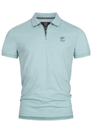 Lichtblauwe polo gemaakt van een katoenmix, met een twee-knopen sluiting, korte mouwen en een klein logootje op de borst.