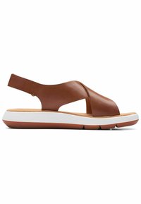Sandal in pelle marrone con design a strap incrociato, suola intermedia bianca e soletta testurizzata. Presenta una fascia slingback e suola in gomma.