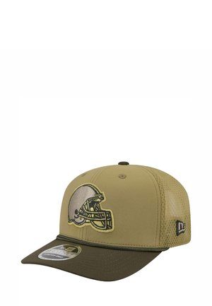 Brauner Hut mit solidem Vorderteil und Mesh-Seiten. Auf der Vorderseite befindet sich ein gesticktes Football-Helm-Logo in Grau und Gelb.