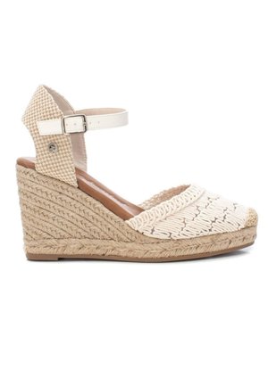 Sandalias de cuña beige con una parte superior de tela tejida texturizada, correa al tobillo con hebilla y tacón envuelto en yute. Forro interior suave.
