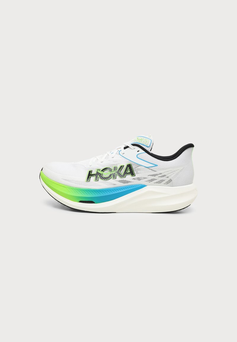 Άσπρο παπούτσι τρεξίματος Hoka με πράσινες και μπλε λεπτομέρειες στην σόλα και μαύρο λογότυπο στη πλευρά, εμφανίζεται σε προφίλ σε μονόχρωμο φόντο.