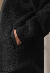 Next Fliisdžemper - black