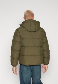 Tommy Jeans ESSENTIAL JACKET - Jakna ispunjena paperjem - drab olive green