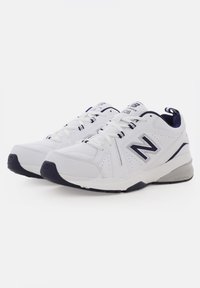 Scarpe da ginnastica bianche con accenti blu navy, upper in materiale sintetico, superficie testurizzata, dettagli perforati e suola imbottita per il comfort.