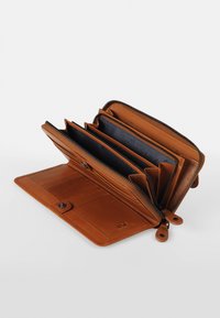 Portafoglio in pelle marrone con diversi scomparti, chiusura con zip e slot per carte. L'interno presenta una fodera in tessuto blu scuro e cuciture dettagliate.