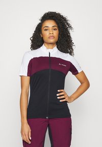 Maillot de cyclisme à manches courtes avec un col haut, fermeture éclair et un design bicolore en blanc, bordeaux et noir. Fabriqué en tissu extensible.