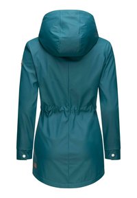 Giacca impermeabile color teal con vita regolabile, cappuccio, maniche lunghe e chiusure a scatto. Tessuto liscio e leggero con una trama morbida.