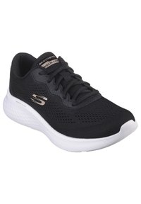 Zapatilla deportiva negra con parte superior de malla transpirable, sistema de cierre con cordones y suela acolchada blanca. Presenta sutiles acentos texturizados y detalles del logo.