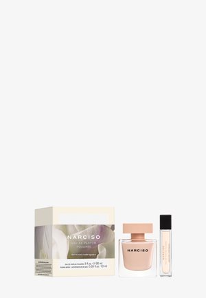 Set de Eau de Parfum Narciso con botella de vidrio cuadrada, líquido rosa y tapa dorada. Incluye spray de 90 ml y 10 ml. Caja con diseño floral.