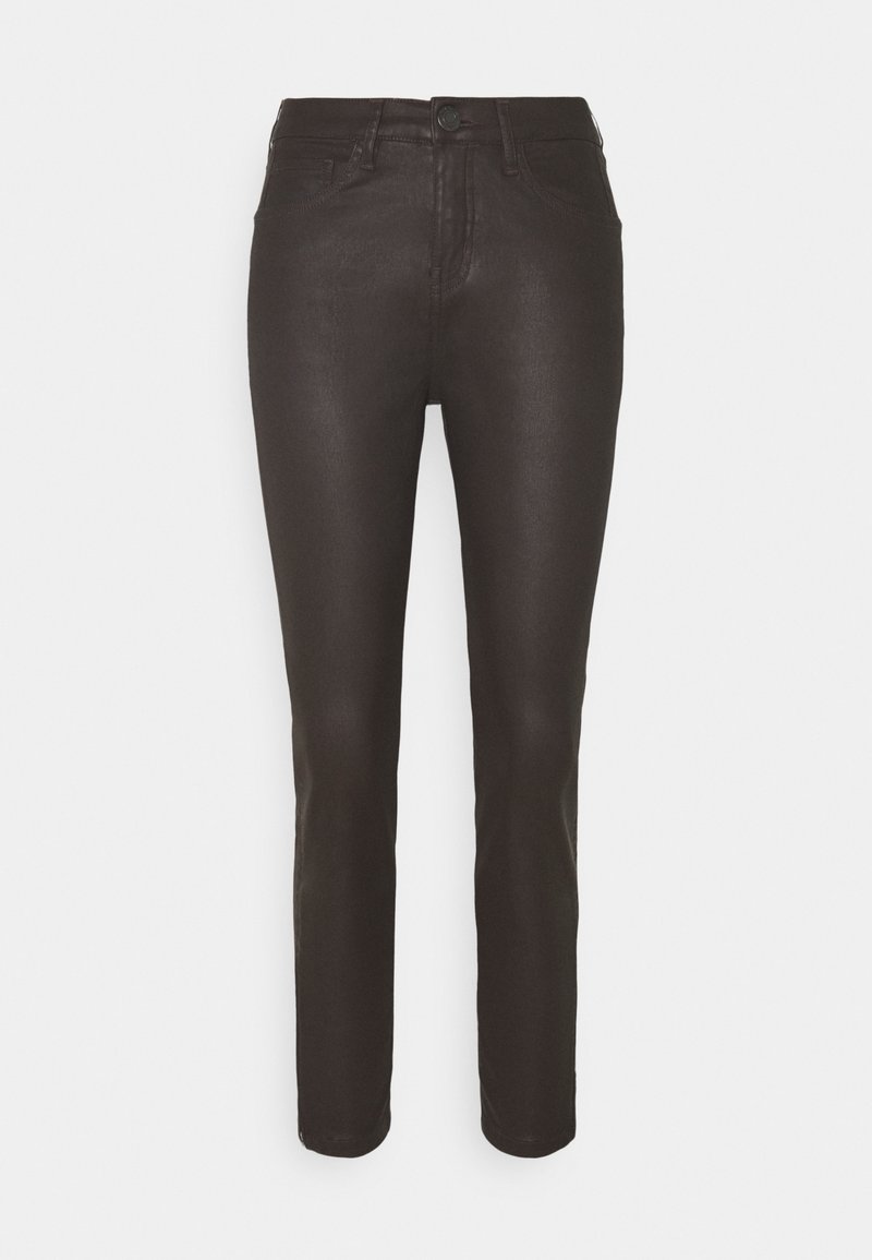 Jean noir slim fit enduit avec fermeture avant par bouton et zip, passants pour ceinture et design classique à cinq poches.