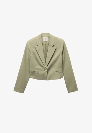 Blazer verde cortado hecho de una tela suave. Cuenta con solapas de muesca, cierre de un solo botón y dos bolsillos frontales.
