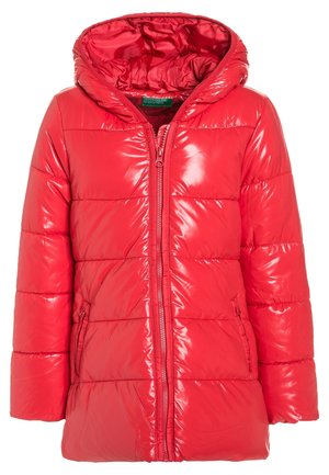 Veste matelassée rouge brillante à capuche avec fermeture éclair à l'avant et deux poches latérales zippées, conçue pour temps froid.