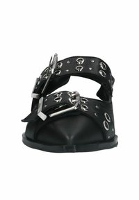 Zwarte leren sandalen met twee brede banden met zilveren studs en gespen, open teen ontwerp en een platte zool.