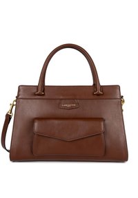 Sac à main en cuir marron avec une forme structurée, deux poignées, une poche avant et des accessoires en métal doré. Présente un médaillon avec le logo à l'avant.