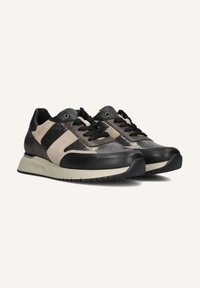 Zwarte leren en suede sneakers met metallic accenten, vetersluiting aan de voorkant en een gestreepte textuur in grijs aan de zijkant. Rubberen zool met beige details.