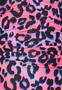 Rosa tyg med svart och blå leopardmönster; rynkdesign med synliga sömdetaljer. Mjuk textur, lättviktig material.