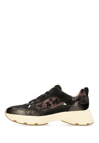 Sneaker neri e marroni con accenti in pelle lucida e testurizzata, dotati di tomaia in rete, lacci rotondi e suola spessa di colore crema.