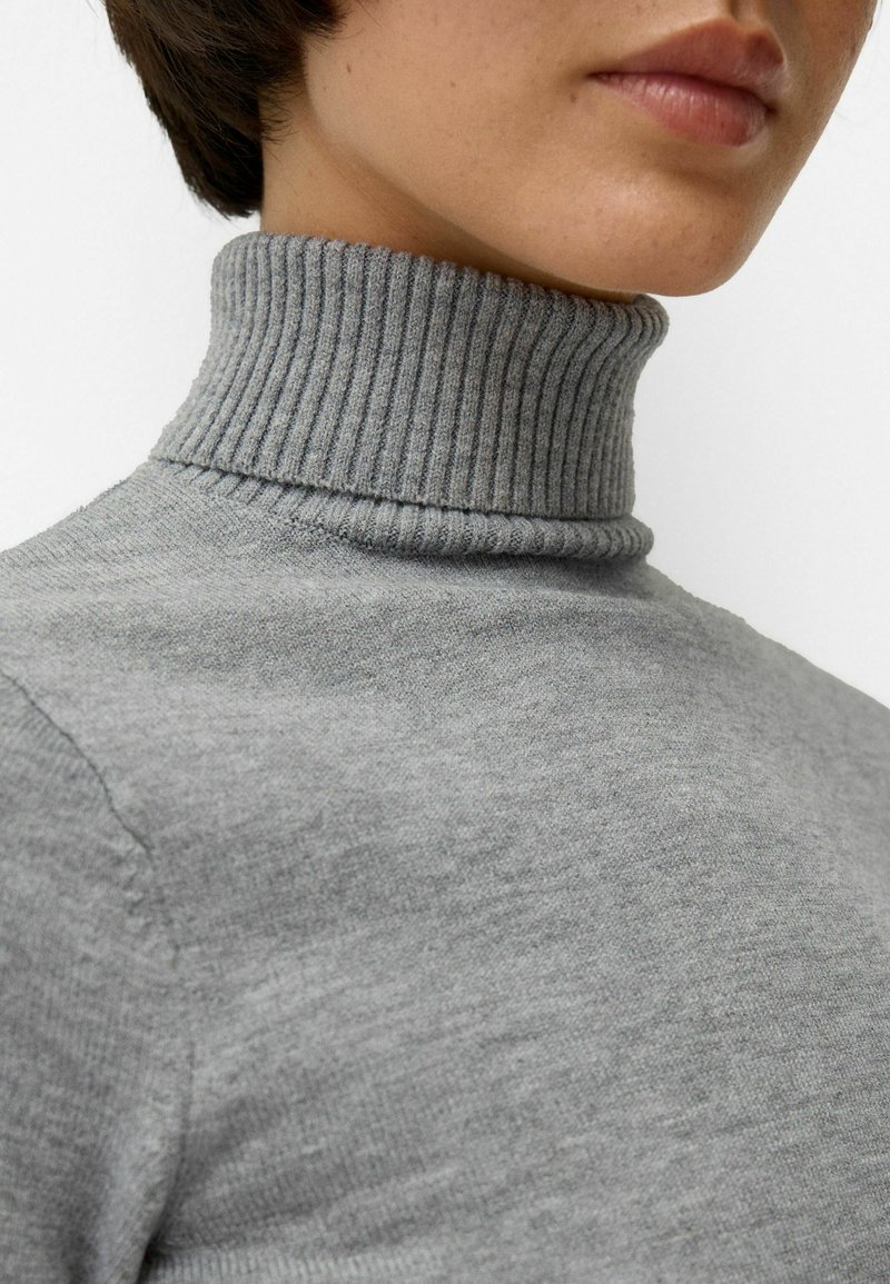 Grauer Rollkragenpullover aus weichem Strickmaterial. Verfügt über einen gerippten Kragen und eine glatte Textur mit einer taillierten Passform.