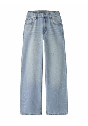 Jean large bleu clair avec poches avant, passants de ceinture, fermeture par bouton et petits clous argentés éparpillés sur le devant.