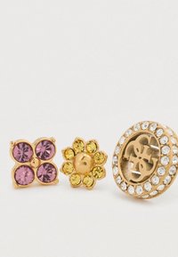 Σκουλαρίκια σε χρυσό τόνο διακοσμημένα με ροζ και κίτρινες στρας σε λουλουδένια σχέδια, με στρογγυλό σχέδιο, διάφανα διακοσμητικά και λογότυπο στο κέντρο.