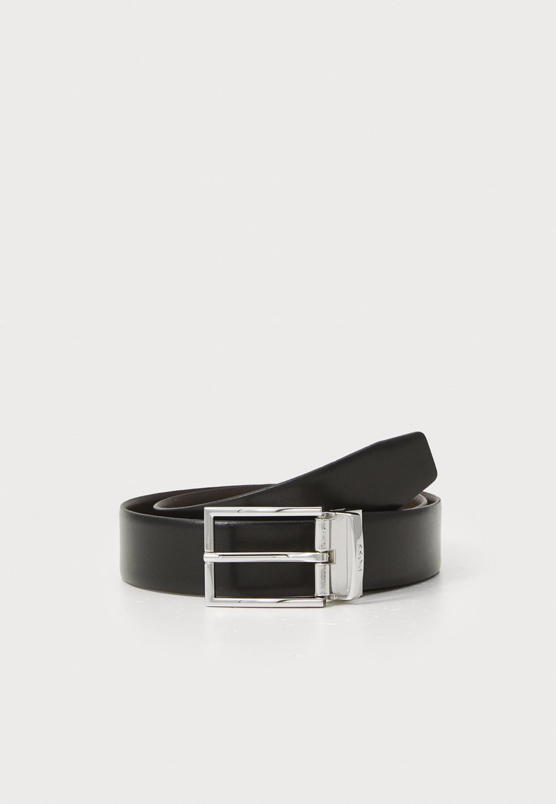 Ceinture en cuir noir avec une finition lisse, dotée d'une boucle à double ardillon en ton argent et de bords cousus. Design classique sans motifs.