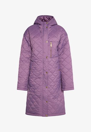 Puchowy płaszcz w kolorze fioletowym, pikowany, z kapturem, z złotymi detalami, zamkiem błyskawicznym w kieszeni i zapięciem na napy.
