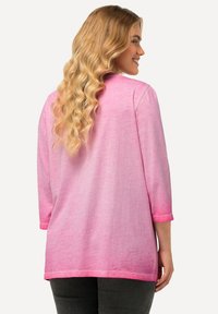 Ulla Popken COL EN V ET MANCHES 3/4 SALUT TEINTURE À FROID COLD DYED
 - Langærmet T-shirt - pink