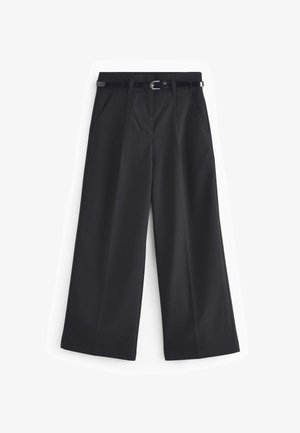 Široke črne hlače iz gladkega materiala, z črnim pasom s srebrno sponko, naklonjenimi žepi in prilagodljivim krojem.