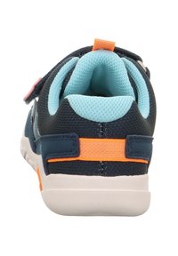 Dunkelblaue Sportschuhe mit Mesh-Akzenten. Verfügt über orangefarbene und rosa Riemen sowie ein hellblaues Futter. Strukturiertes Material verbessert den Grip und den Komfort.