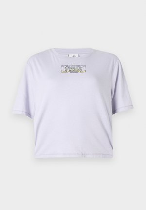 Lila kortärmad t-shirt i mjuk bomull, med rund halsringning och korta ärmar. Centrerad tryck med text och grafiska detaljer.