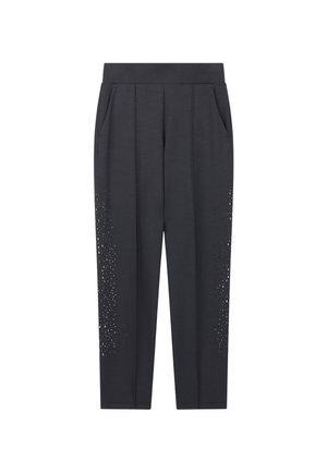 Pantalón negro de corte tapered, con cintura ancha, pinzas delanteras, bolsillos laterales y pequeños detalles perforados en la parte inferior de las perneras.