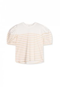 Camiseta blanca de manga corta con mangas abullonadas y rayas amarillas. Cuello redondo y dobladillo curvado, confeccionada en suave material de algodón.