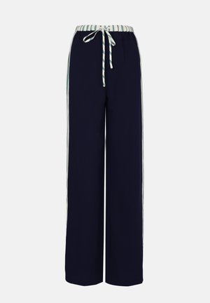 Marineblå vid buks som är tillverkad av mjukt tyg, med ett randigt midjeband och matchande dragsko, samt vita och gröna sidostripes.