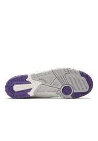 Sole tenisky New Balance, s bílo-fialovou barevnou kombinací, texturovanými vzory, vícedimenzionálním vzorkem a výrazným brandingem.