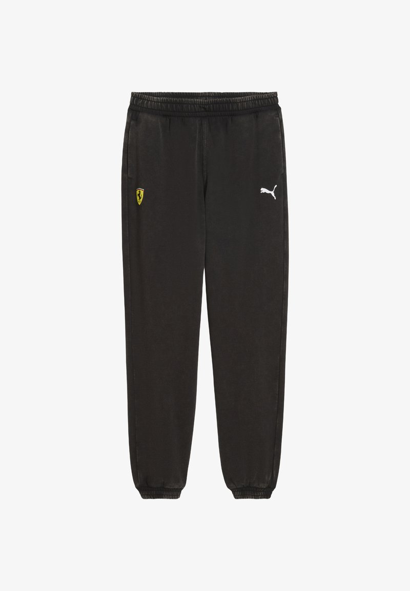 Zwarte trainingsbroek met een elastische tailleband. Bevat een klein geel Ferrari-logo aan de linkerkant en een wit Puma-logo aan de rechterkant.