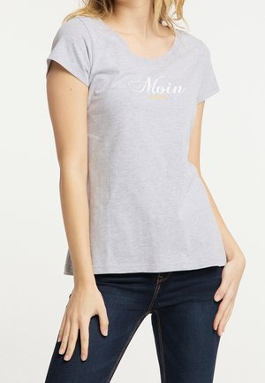 Camiseta de algodón gris con cuello redondo y mangas cortas, que presenta la palabra "Moin" en letras blancas y amarillas en la parte frontal.