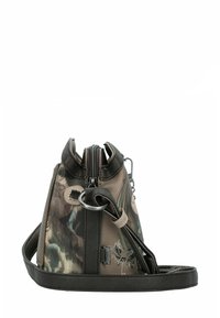 Eine kompakte, geometrische Tasche mit einem floralen Muster in Grautönen, mit einem Reißverschluss und einem abnehmbaren Tragegurt aus glattem, dunklem Leder.