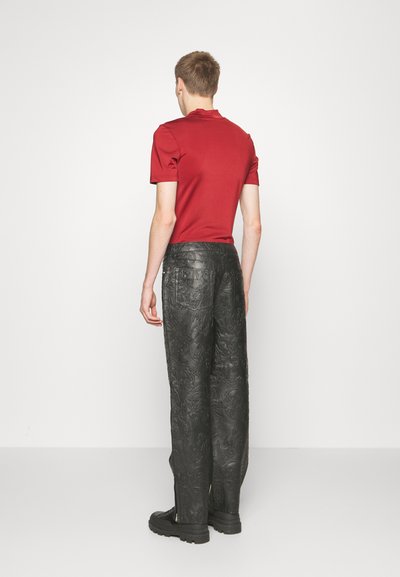 Han Kjøbenhavn EMBOSSED TRIBAL - Δερμάτινο παντελόνι - black