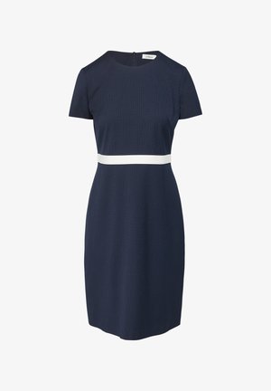 Vestito blu navy a maniche corte con superficie strutturata e fascia bianca decorativa in vita. Dotato di chiusura con zip sul retro.