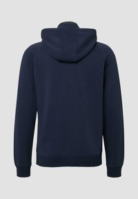 Granatowa polarowa bluza z kapturem ze sznurkiem, ściągacze przy rękawach i na dole. Gładka tekstura, brak widocznych wzorów i logo. Widok od tyłu.