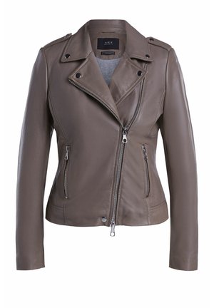 Veste biker en cuir taupe pour femmes avec fermeture éclair asymétrique à l'avant, col pressionné, poches latérales zippées et épaulettes.