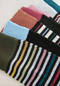 Daugiaspalvės kojinės, kuriose dera vientisos ir dryžuotos raštai, pagamintos iš minkštos medžiagos. Spalvos: žalia, mėlyna, rožinė, juoda ir ruda.