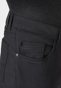 Schwarze Hosen mit einer glatten Textur, ausgestattet mit einer Vorderasche mit blauer Naht und einem markanten Knopfdetail.