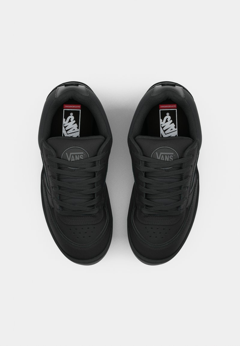 Czarne sneakersy Vans z gładkiego materiału, okrągłym noskiem, płaskimi sznurowadłami, perforowanymi detalami na czubku oraz markowymi wkładkami.