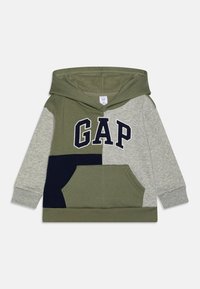 Mikina s kapucňou, ktorá má olivovo zelené, šedé a námornícke farebné bloky. Na prednej strane sa nachádza veľké logo "GAP". Obsahuje klokanie vrecko.