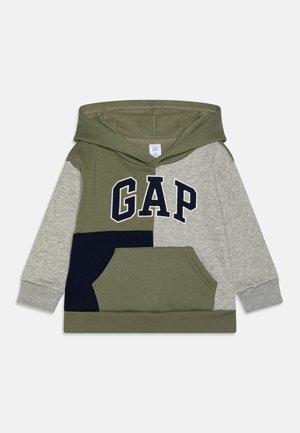 Hanorac cu glugă, cu blocuri de culoare verde măslin, gri și bleumarin. Logo mare "GAP" pe față. Include un buzunar tip cangur.