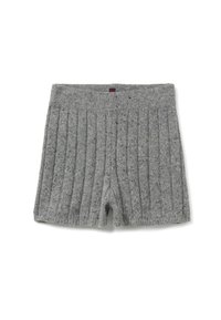 Pantalones cortos de punto gris con una textura acanalada, que presentan una cinturilla elástica ancha y un diseño de pierna corta. Adecuados para un uso casual.