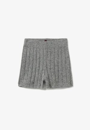 Graue, gestrickte Shorts mit gerippter Textur, ausgestattet mit einem breiten elastischen Bund und einem kurzen Beinschnitt. Geeignet für Freizeitbekleidung.