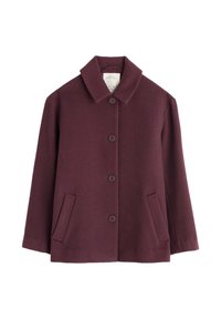 Burgundowa kurtka o teksturowanym wykończeniu, z wyraźnym kołnierzem, sześcioma guzikami i dwiema bocznymi kieszeniami. Średniej długości i prosty krój.